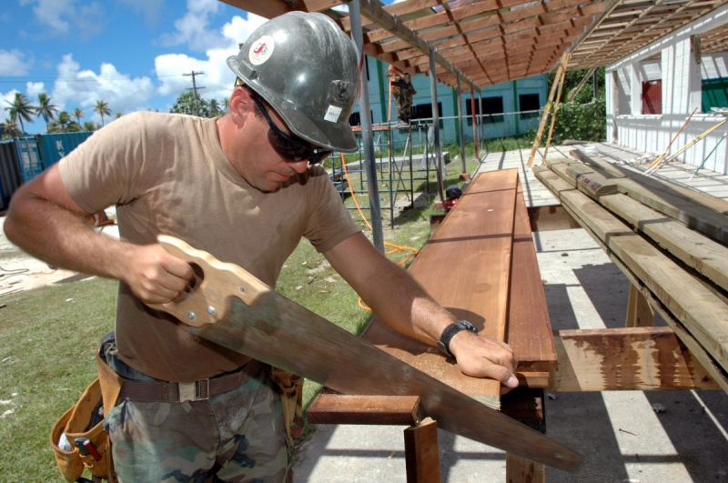 ebeniste-NEOULES-min_worker_construction_building_carpenter_male_job_build_helmet-893290